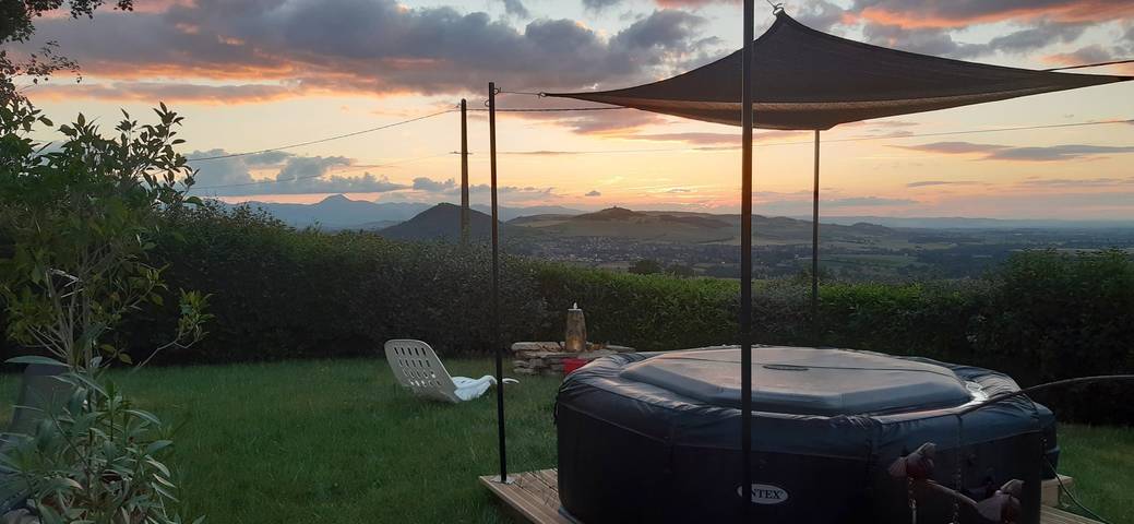 Location de vacances pour 4 personnes, avec piscine et jardin ainsi que jacuzzi et terrasse dans Parc Naturel Régional Livradois-Forez - 4