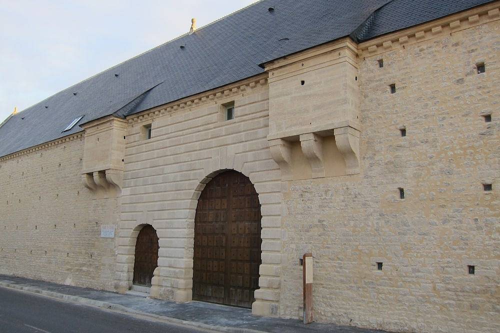Entire apartment, In an historical monument: Farm Manor in Bayeux in Monceaux-en-Bessin, Bayeux region
