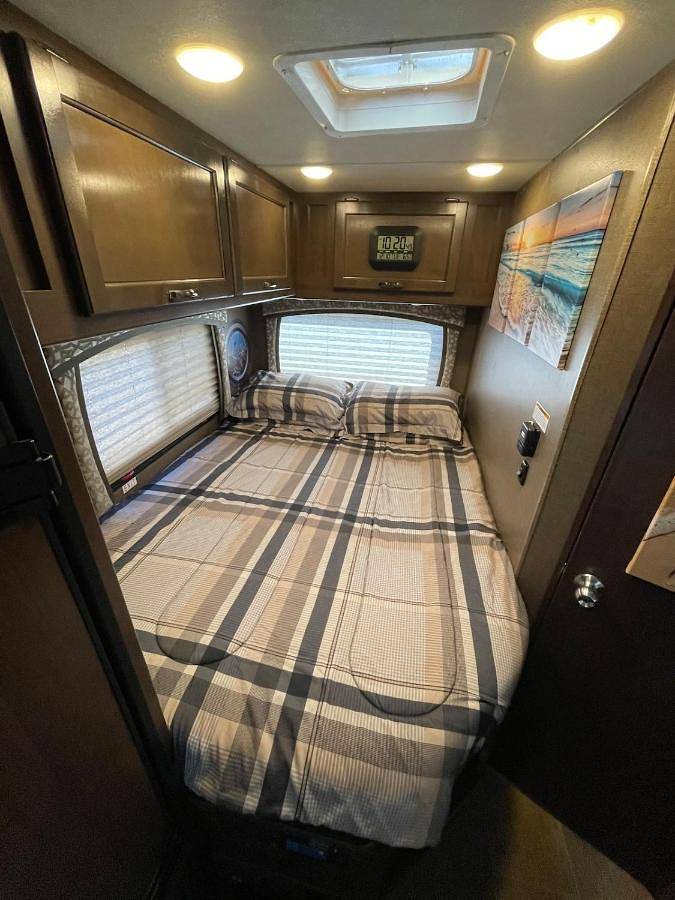 Aj-Xl Rv Rental in Los Angeles, San Fernando Valley