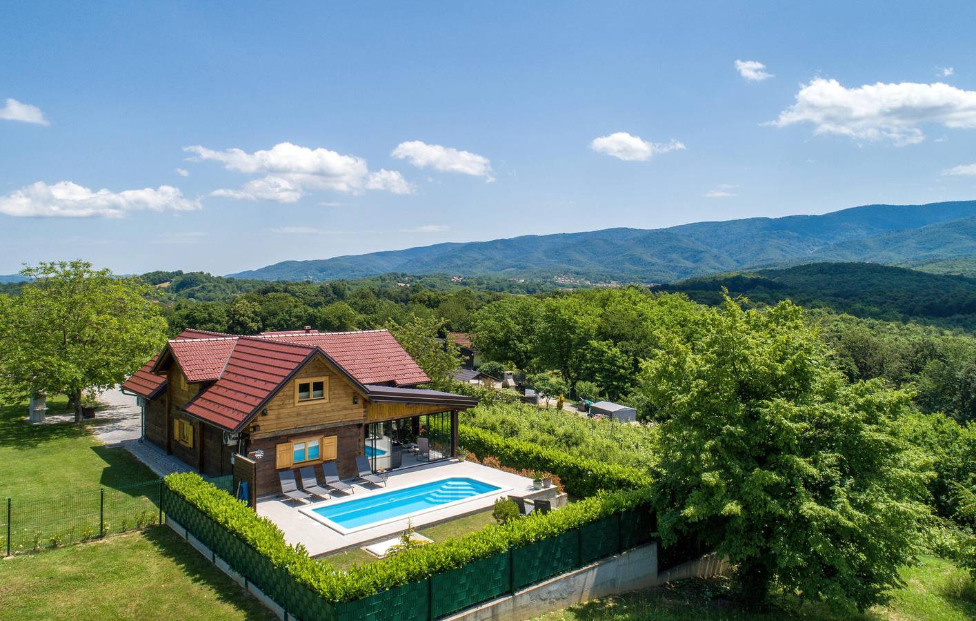 Geräumige 125 m² große Wohnung mit Pool, Terrasse und Grill – kostenloses WLAN und Parkplatz! in Krapina-Zagorje