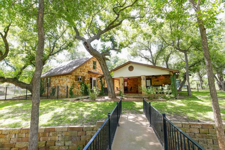 Vacation house for 13 people, with lake view and yard, kid friendly in Texas