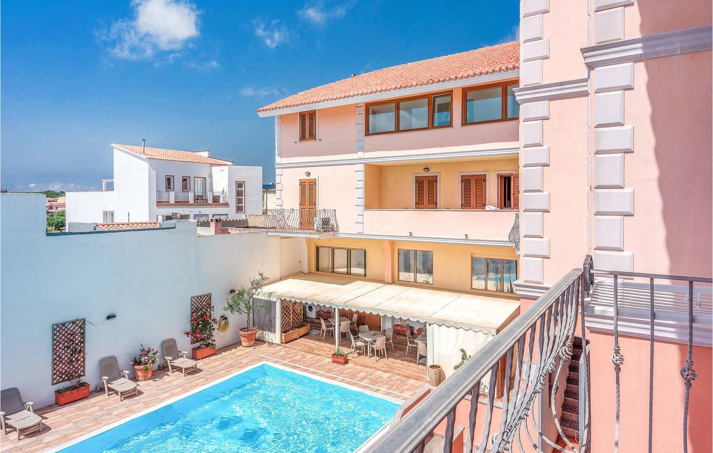 Appartement de vacances entier, Oasis au bord de la piscine avec climatisation et Internet - 2,5 km de la plage de Rena di ponente in Santa Teresa di Gallura, Santa Teresa Gallura