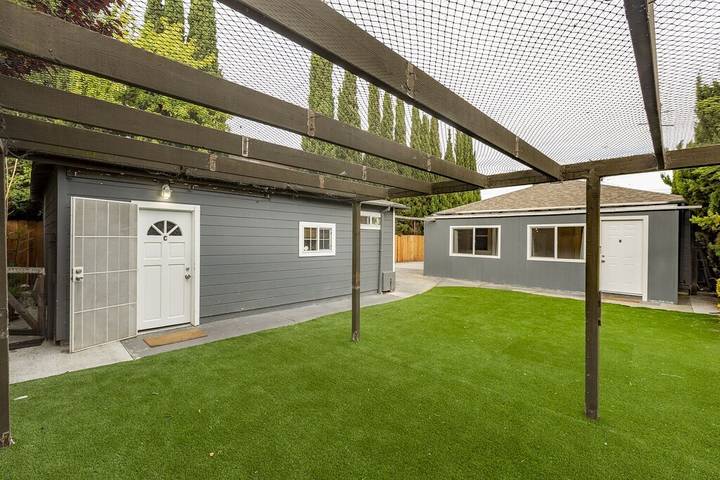 Vacation rental for 10 people, with balcony and yard, with pets in Redwood City