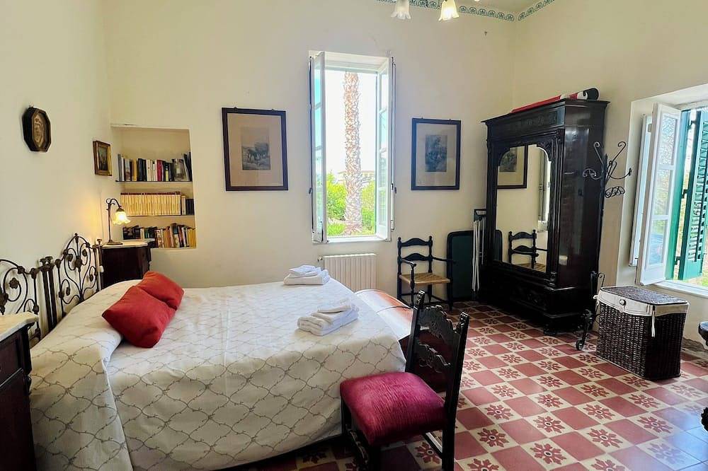 Apartamento entero, Villa Lodato, historical portions of villa close to the beach in Capo d'Orlando, Provincia de Messina