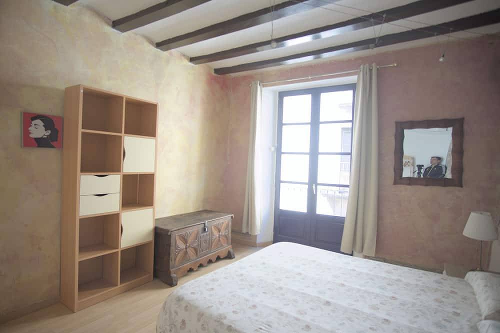 Entire apartment, Charming flat next to the Cathedral in Girona, Gironès