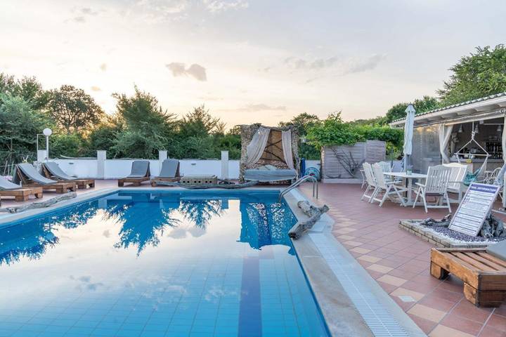 Appart’hôtel pour 3 personnes, avec vue et bassin pour enfant ainsi que piscine et jardin, adapté aux familles