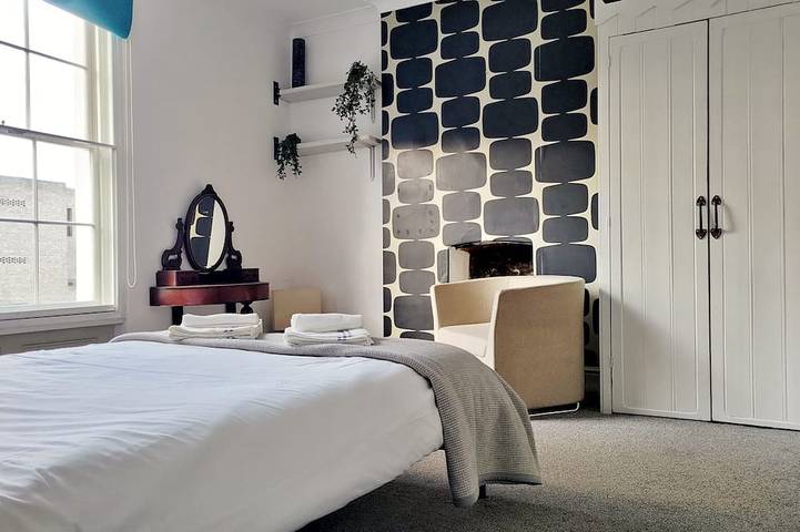 The Camden Chic Townhouse - accommodates 14 guests in vibrant Camden Town in Camden, Londra