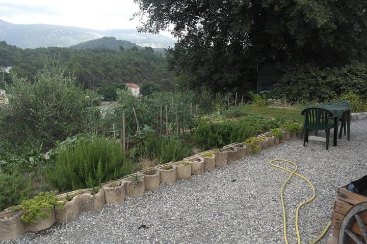 Gîte pour 3 personnes, avec vue ainsi que jardin et piscine, animaux acceptés à Contes - 3