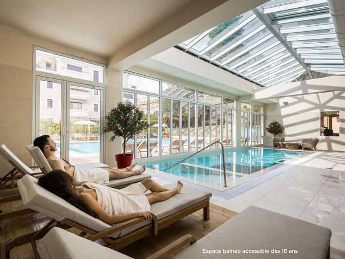 Hôtel, avec Terrasse et Jacuzzi ainsi que Jardin et Piscine