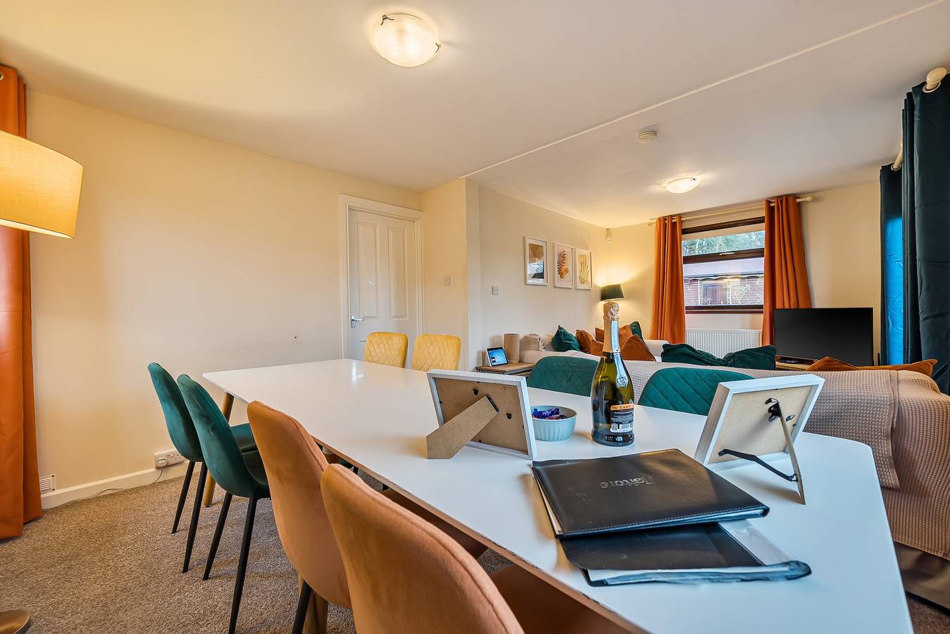 4 Bed House - Sleeps 9 - Hottub - Parking in Dumfries and Galloway