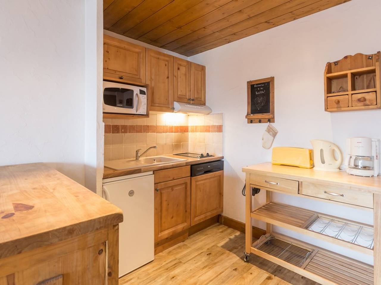 Entire apartment, Bright apartment in the center of the resort with balcony in La Rosière, Montvalezan