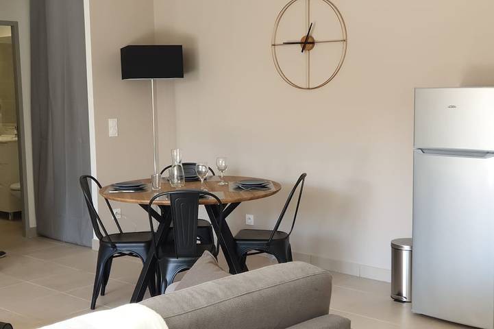 Helles Ferienhaus mit Terrasse, Garten und Parkplatz in Lédenon, Nimes und Umgebung