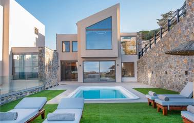 Location de vacances pour 5 personnes, avec piscine ainsi que jardin et terrasse dans Agia Pelagia