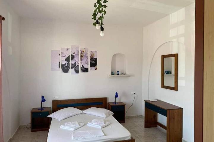 Ganze Wohnung, Palmos geräumige, Selbstversorger-Apartment in der Nähe von 3 natürlichen Stränden von Naxos in Kastraki (Naxos), Naxos
