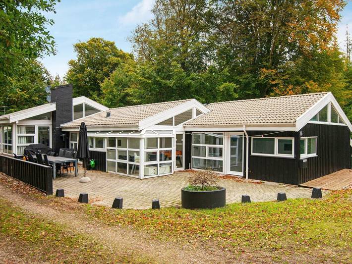 Ferieudlejning for 14 personer, med Terrasse og Pool i Fjellerup Strand