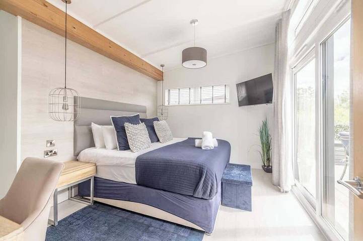 Luxury Windsor Marina Lodge| Hot Tub By Tempstay in Windsor, Berkshire