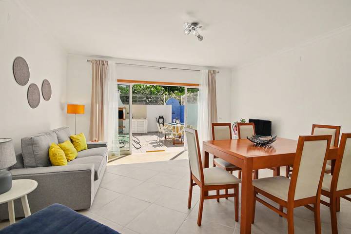 Holiday Home 'Lemon Tree House' with Private Terrace, Wi-Fi and Air Conditioning in Manta Rota, Vila Nova de Cacela