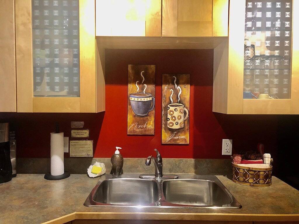 Ganze Wohnung, Wheelchair Accessible 2 Br Downtown Suite: Urban Comfort - Pet Friendly. in Nelson (Britisch-Kolumbien), Whitewater Ski Resort