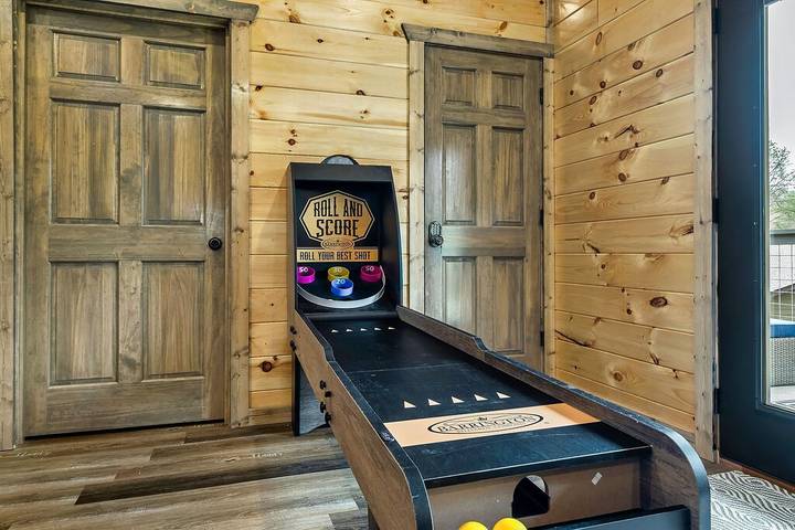 Glamping for 18 people, with balcony and hot tub in Gatlinburg