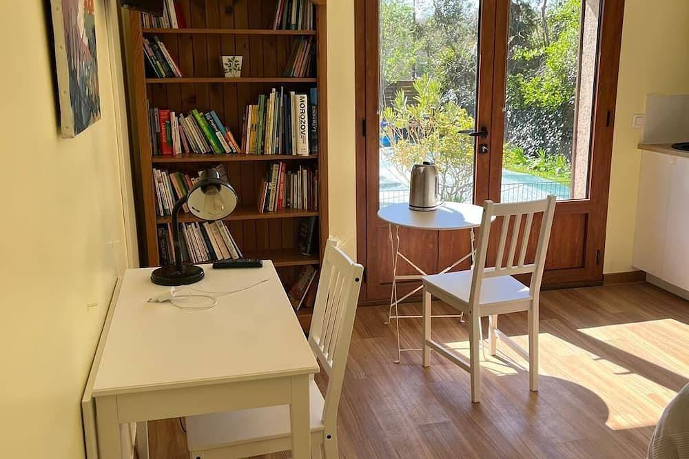 Apartamento entero, Comfortable 22m2 studio near Paris, overlooking garden and Parc de St Cloud in Saint-Cloud, Altos del Sena