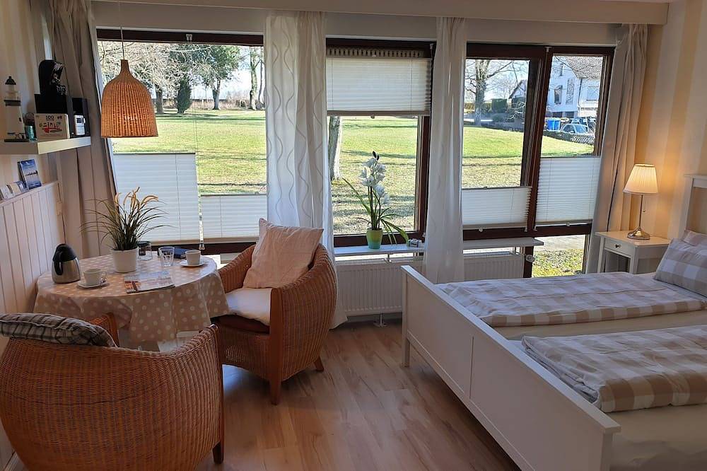 Ganze Wohnung, Insel Reichenau, Hallenbad & Sauna gratis, Wlan, See 200 m, Konstanz 7 km in Reichenau, Untersee