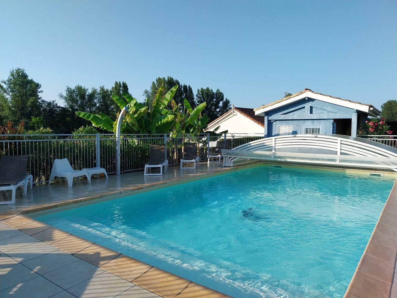 Maison de vacances climatisée, grande piscine, vélos, babyfoot. in Lafrançaise, Tarn-et-Garonne