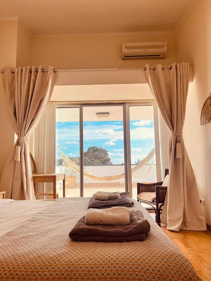 Gîte pour 5 personnes, avec piscine ainsi que vue et terrasse dans Água de Alto