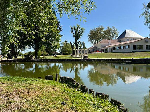 Hôtel pour 2 personnes, avec Terrasse ainsi que Jardin et Piscine à Roullet-Saint-Estèphe