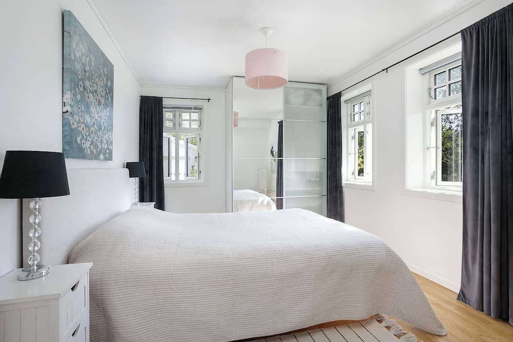 Ganze Wohnung, Peaceful countryside apartment near Ålesund. Fjord & Mountain views & garden in Skodje