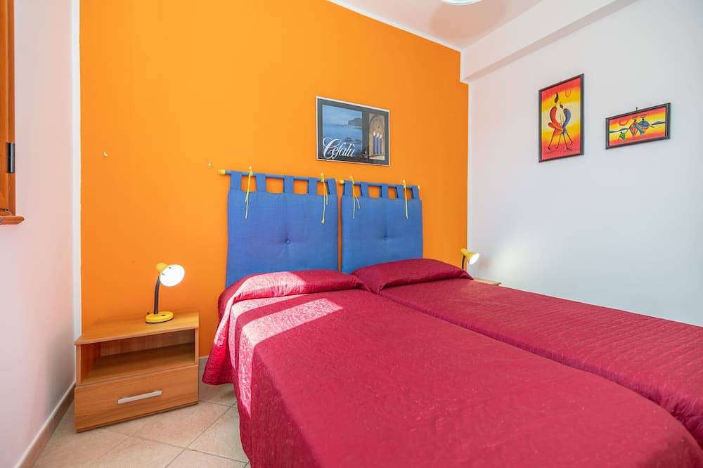Villecefalu. English lawn. 2 kitchens, 3 bedrooms, 3 bathrooms, veranda in Piana Calzata, Provincie Palermo