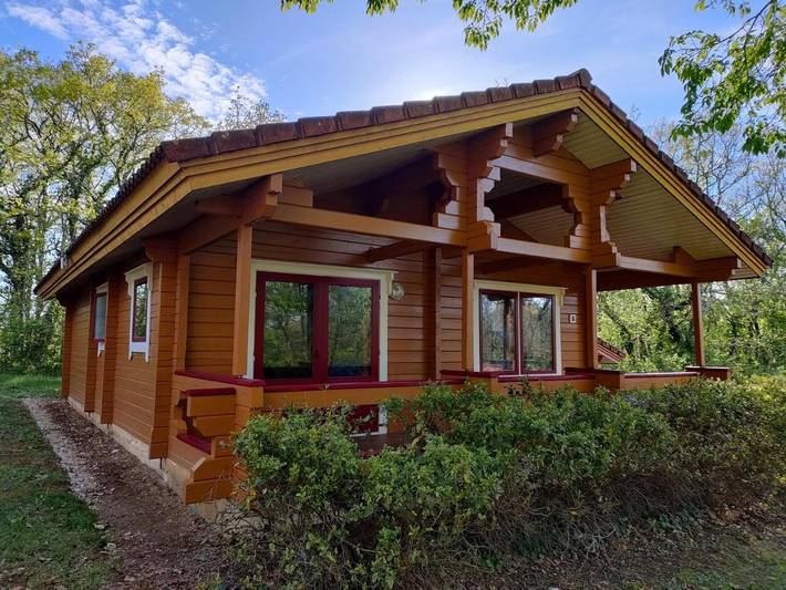 Gîte pour 6 personnes, avec terrasse ainsi que jardin et piscine à Mauroux