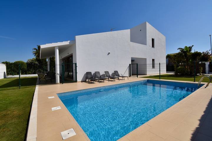 Villa voor 8 personen, met Tuin en Zwembad in Roche