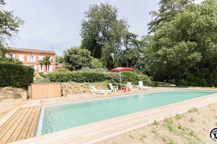 Location de vacances pour 8 personnes, avec jardin et piscine dans Aurin