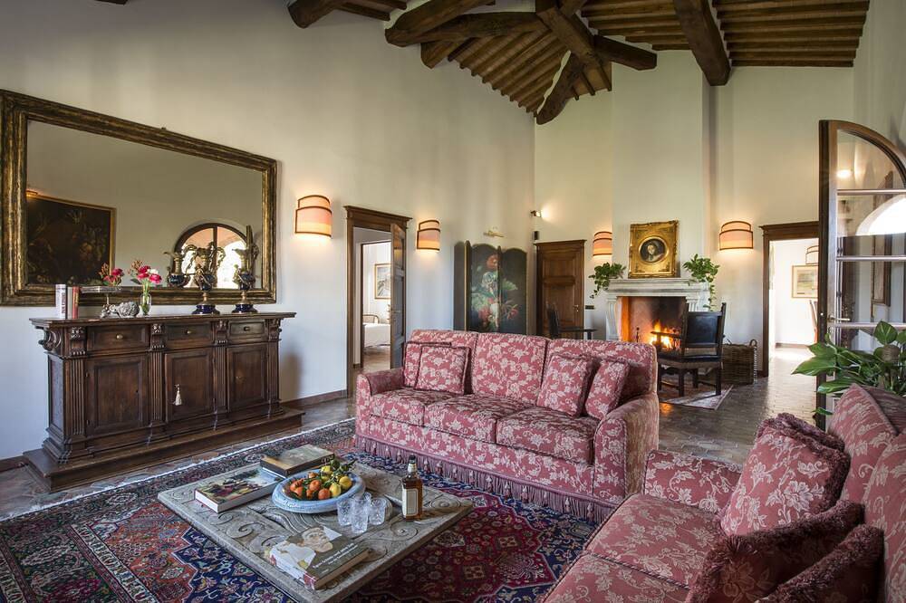 Manor Villa with private pool and Spa surrounded by greenery in Torrenieri, Montalcino