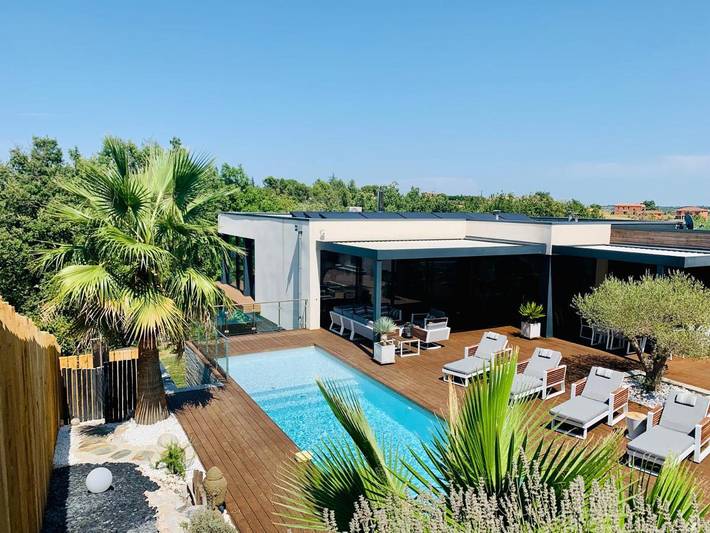 Location de vacances pour 8 personnes, avec vue ainsi que piscine et jardin à Lacroix-Falgarde