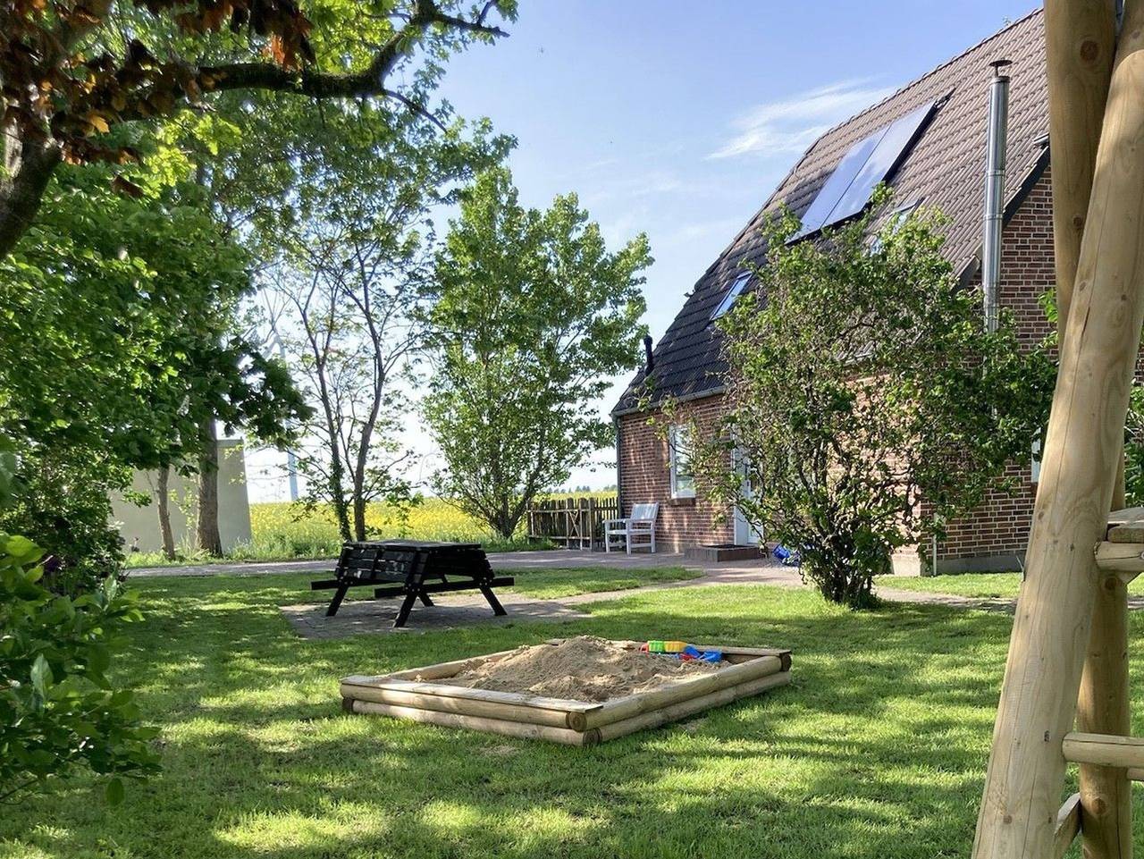 Großzügiges Ferienhaus mit großem Garten in Alleinlage - Großzügiges Ferienhaus in Alleinlage (Ht in Niebüll, Nordseeküste