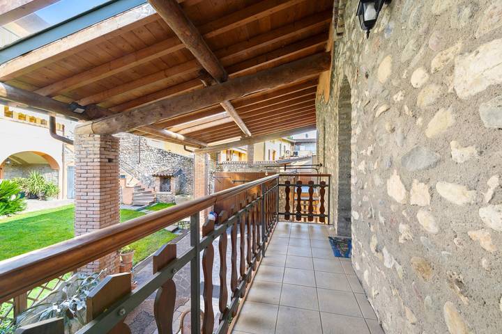 Appartement entier, Appartement « Luna » avec terrasse partagée, Wi-Fi et climatisation in San Felice del Benaco, Montagnes autour du lac de Garde