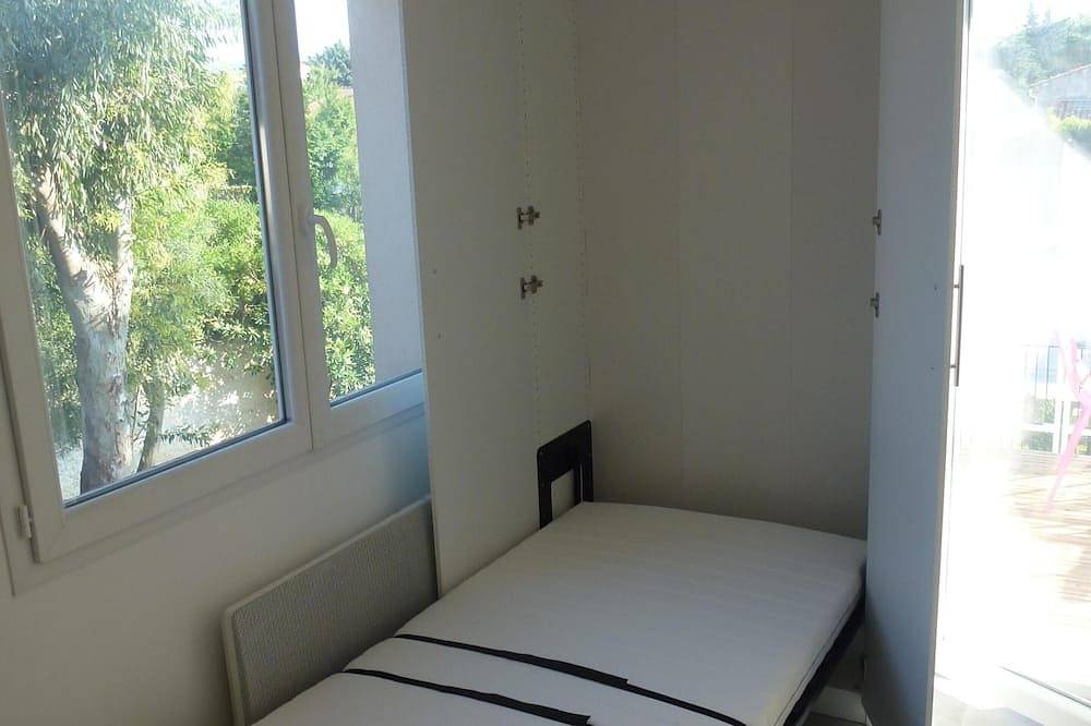 Appartement entier, Magnifique Studio  avec terrasse, vue piscine , mer à pied  14 min,  très calme in Six-Fours-les-Plages, Côte méditerranéenne (France)