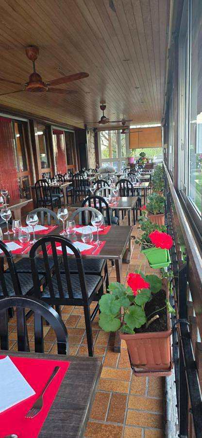 Hôtel pour 2 personnes, avec terrasse à Camps-Saint-Mathurin-Léobazel - 4