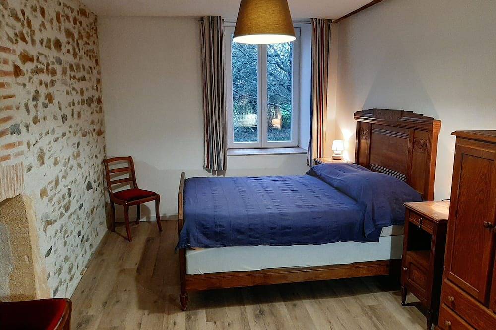 Lovely 9 bedroom house sleeping 18 with private pool in a tranquil setting. in Craon, Mayenne