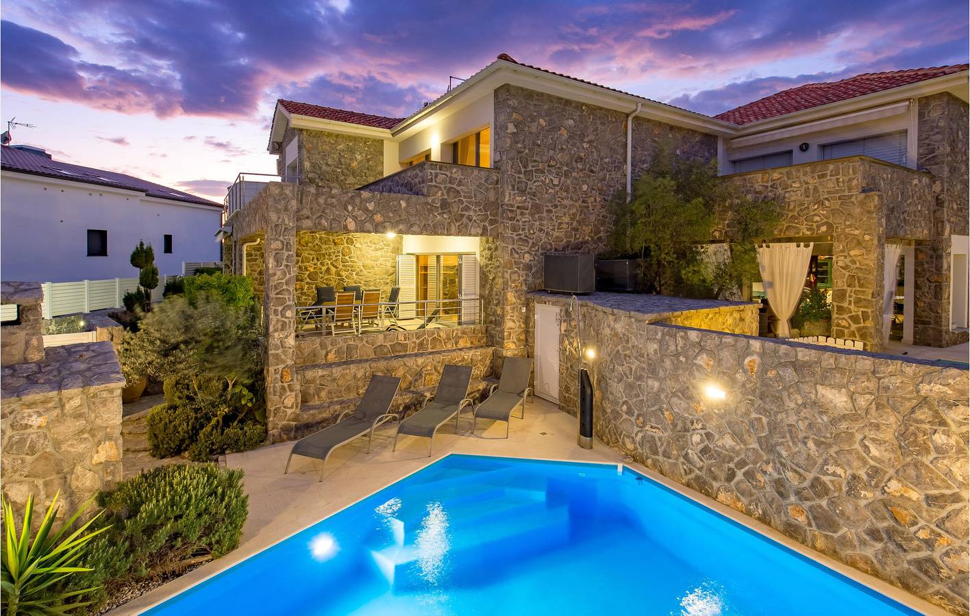 Gemütliche Ferienwohnung mit Meerblick, Pool, Terrasse und direktem Zugang zum Strand! in Krk Stadt, Krk