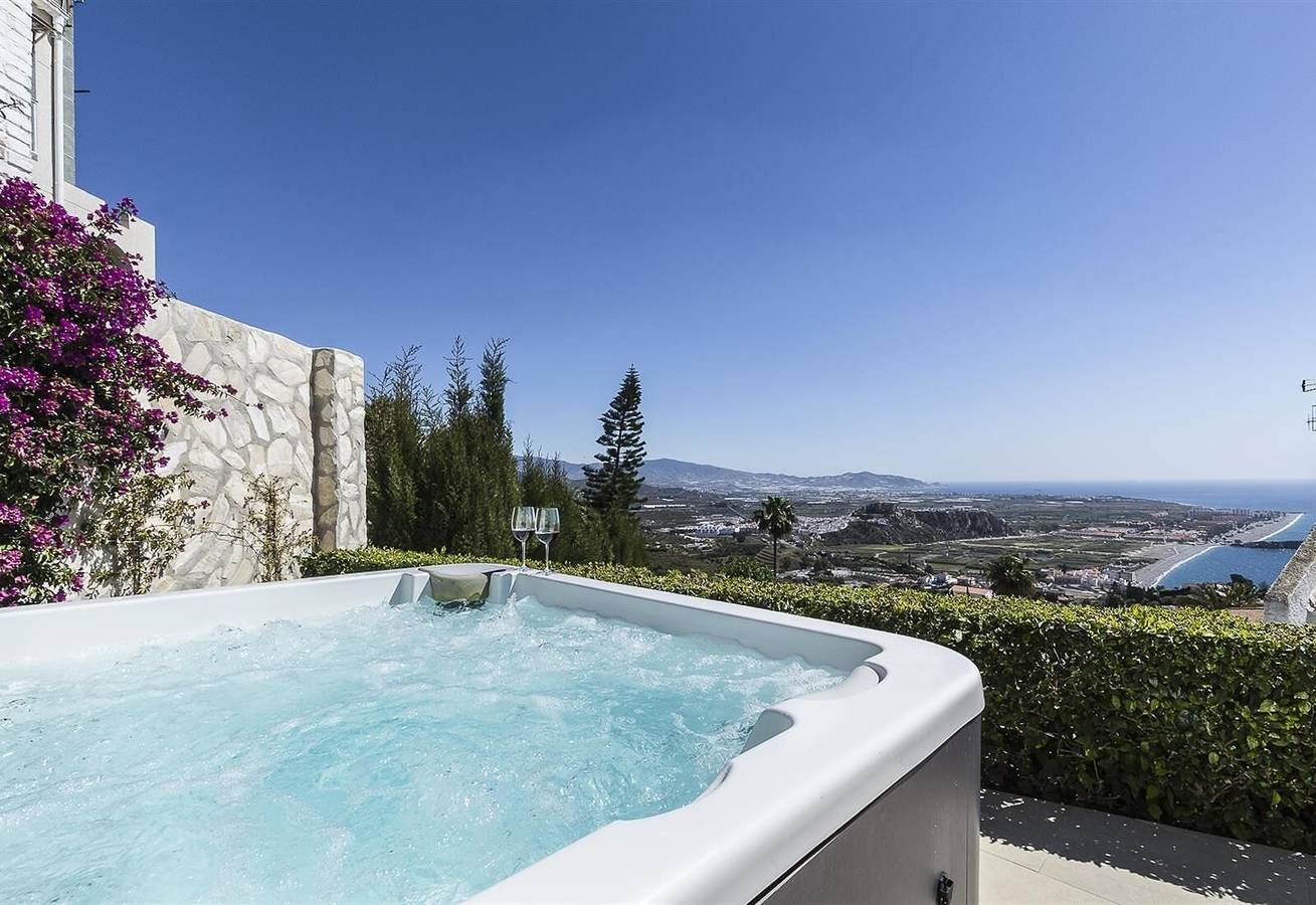 Villa 'Blanca' mit Meerblick, Wlan und Klimaanlage in Monte de los Almendros, Salobreña