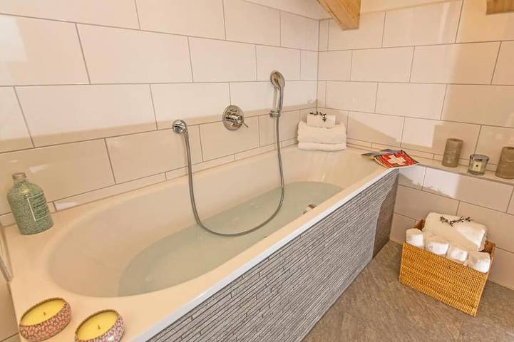 Landhaus, wifi, terrasse, balkon, kamin oder ofen für holz, parkmöglichkeiten, fernseher in Les Masses, Hérémence