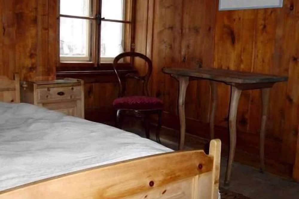 Entire apartment, Holiday apartment Promontogno (Bondo) for 1 - 8 persons with 4 bedrooms - Historical building in Bregaglia, Bernina-Alpen