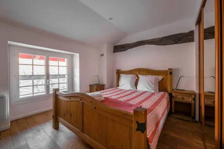 Spacious Renovated 1610 farm-All Weather Heated Pool-Parking-Walk to town-Pets in Espelette, Bayonne region