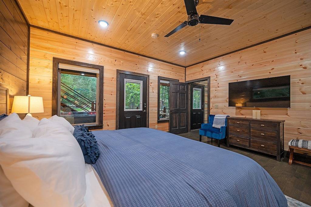 Cozy Cabin on the Pond w Hot Tub in Broken Bow, Broken Bow Lake