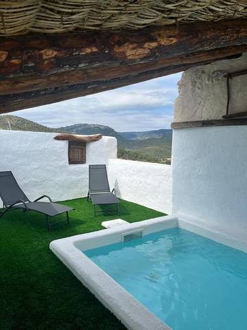 Casa rural con piscina para 7 personas, con piscina además de jacuzzi y jardín en Matarraña