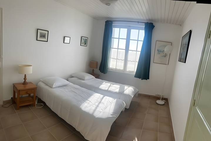 Holiday Home 'Maison Verte' with Sea View, Private Terrace and Wi-Fi in Loix, Ile de Re