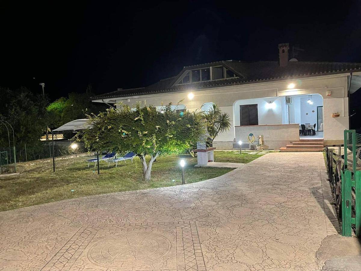 Villa Lidia & Attico degli artisti, free pets , giardino recintato e attrezzato in Scauri, Provincia di Latina