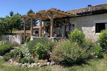Gîte pour 9 personnes, avec piscine ainsi que jardin et terrasse à Brossac